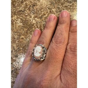 Woman’s never worn cameo ring size 8 with jewelry storage bag